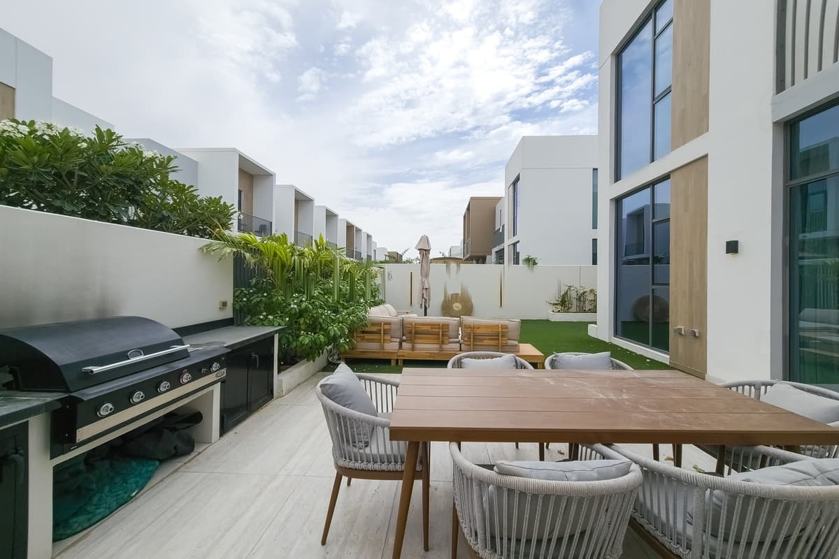 Dubai luxury property listing - Photo 2
